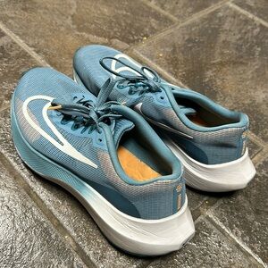 NIKE Zoom Fly 5 Sneakers
